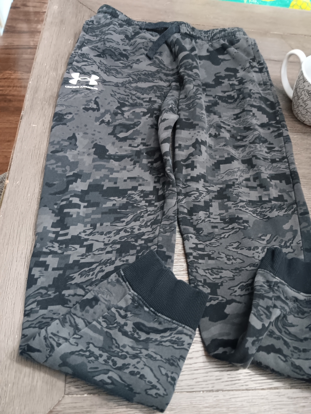 Under Armour Boys Size XL, Black & Gray Camo Joggers